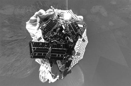 Il primo autoscatto di Opportunity al momento dell'arrivo su Marte. I pannelli solari brillano con la luce solare sulla parte superiore della sua piattaforma di atterraggio. Crediti: NASA/JPL-CALTECH 