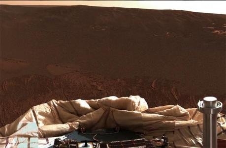 In questa immagine catturata dalla Pancam montata su Opportunity si vede il rover 