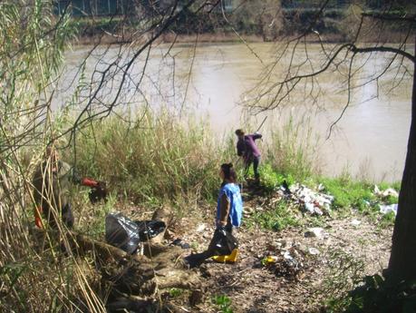 Cittadini puliscono il Lungotevere. Ecco le foto dell'evento Retake Rome svoltosi lo scorso sabato