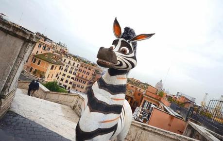 Cosa ci fa una zebra nel centro di Roma?