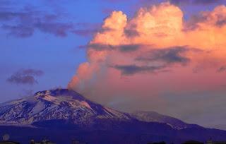Appena stappato, mentre l’Etna è in eruzione: A’ Puddara 2012, “lo zolfo e la mineralità escono ad ogni giro del bicchiere” di Andrea Gori