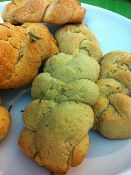 Treccine con farina di riso, di ceci e di avena, un pane veloce per le emergenze