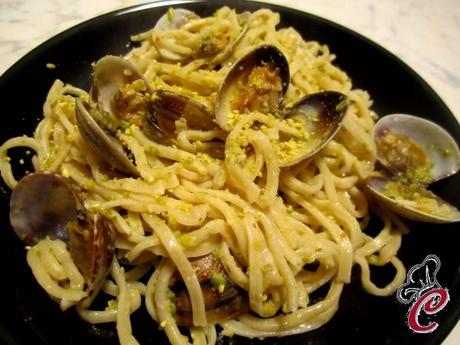 Tagliolini alla chitarra con vongole e pistacchi: confronto di idee e fusione di pensieri