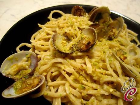 Tagliolini alla chitarra con vongole e pistacchi: confronto di idee e fusione di pensieri