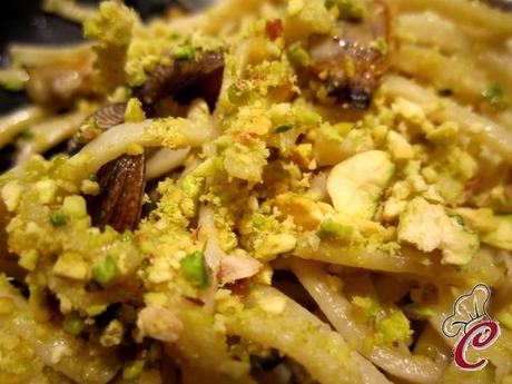 Tagliolini alla chitarra con vongole e pistacchi: confronto di idee e fusione di pensieri