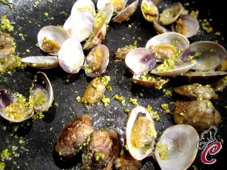 Tagliolini alla chitarra con vongole e pistacchi: confronto di idee e fusione di pensieri