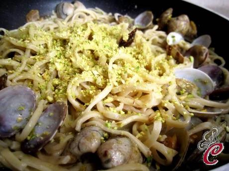 Tagliolini alla chitarra con vongole e pistacchi: confronto di idee e fusione di pensieri