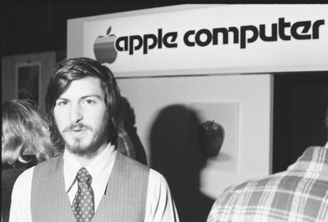 steve-jobs-photo-appleII-debut-01-sized