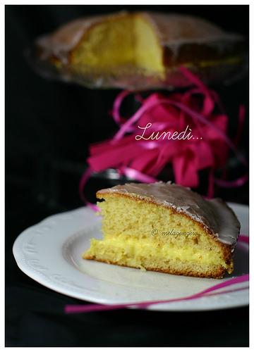 torta soffice al limone con glassa rosa