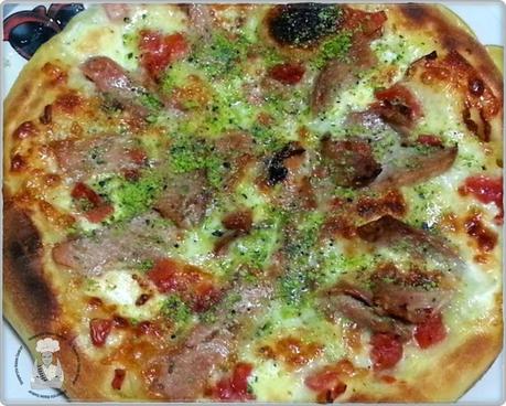 Pizza bianca con caciotta al pistacchio e ventresca di tonno
