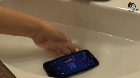 motorola moto g immerso in acqua Motorola Moto G sembra resistere in acqua news  Motorola Moto G motorola 