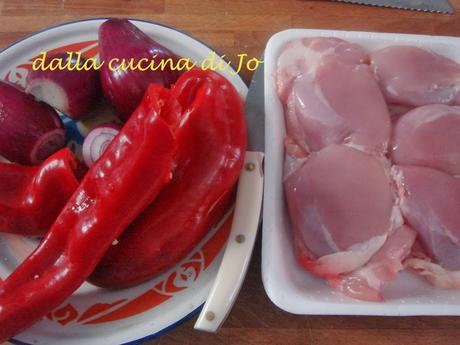 Sovracosce di pollo con cipollotti e peperoni