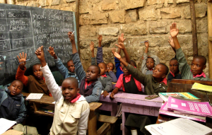 Una classe con bambini kenioti (blogs.concernusa.org)