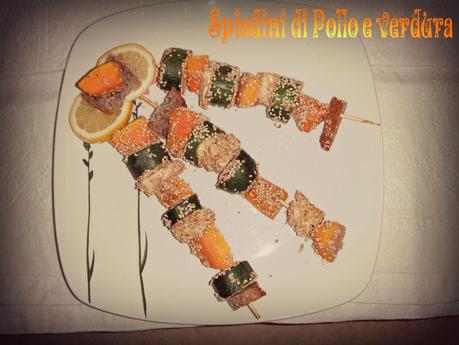 Spiedini di pollo e verdura con panatura di semi di sesamo e senape