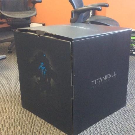 Titanfall, un video mostra l'enorme confezione della Collector's Edition - Notizia - Xbox One
