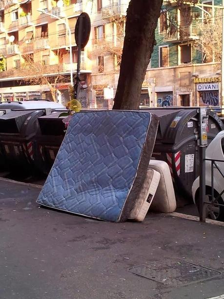 Materassopoli (e non solo). L'intervista che spiega la presenza di rifiuti ingombranti dovunque in strada a Roma