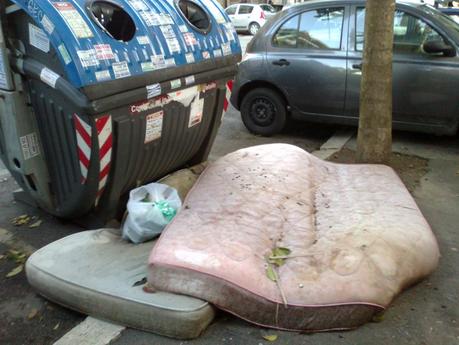 Materassopoli (e non solo). L'intervista che spiega la presenza di rifiuti ingombranti dovunque in strada a Roma