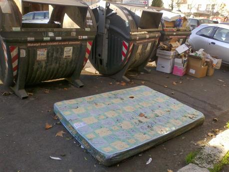 Materassopoli (e non solo). L'intervista che spiega la presenza di rifiuti ingombranti dovunque in strada a Roma