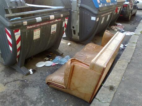 Materassopoli (e non solo). L'intervista che spiega la presenza di rifiuti ingombranti dovunque in strada a Roma