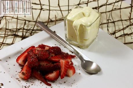 Nuvola di chantilly con fragole contemporaneo food Nuvola di chantilly e fragole fresche con scaglie di cioccolato fondente