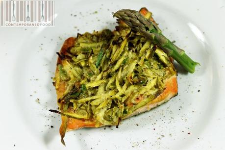 salmone con.gratine di asperagi contemporaneo food Gratin di asparagi e parmigiano su trancio di salmone al forno