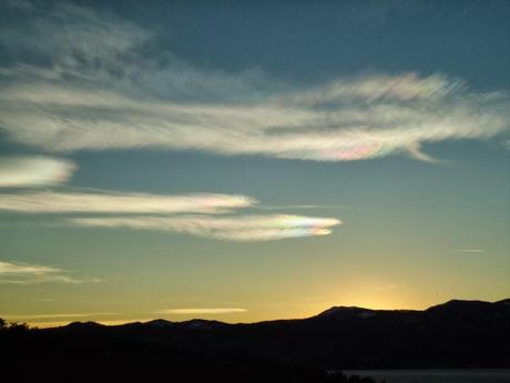 Nuvole iridescenti sul lago