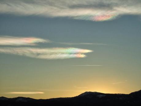 Nuvole iridescenti sul lago