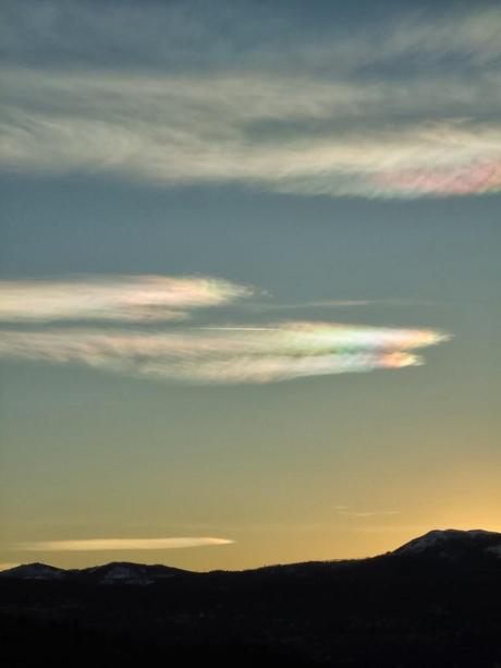 Nuvole iridescenti sul lago