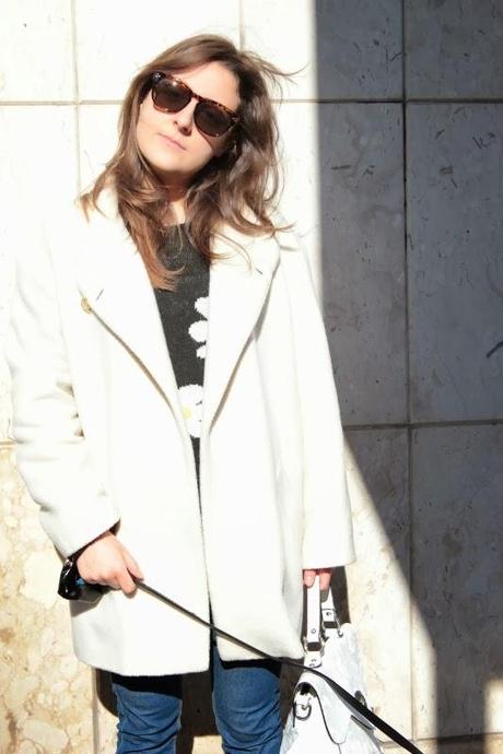 Una mattina d'inverno, white coat and jeans - OUT-FIT