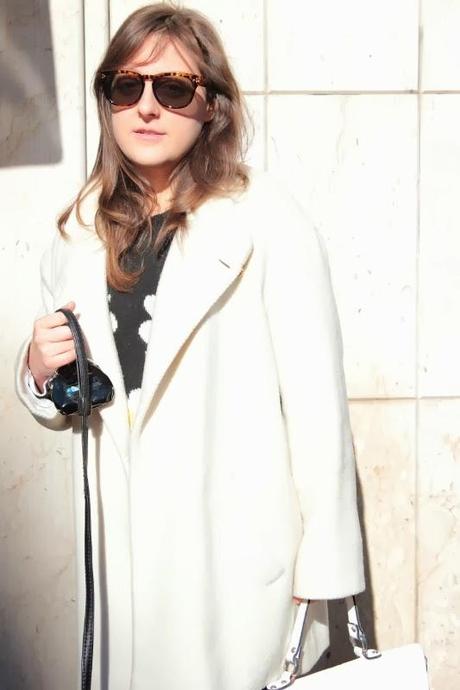 Una mattina d'inverno, white coat and jeans - OUT-FIT