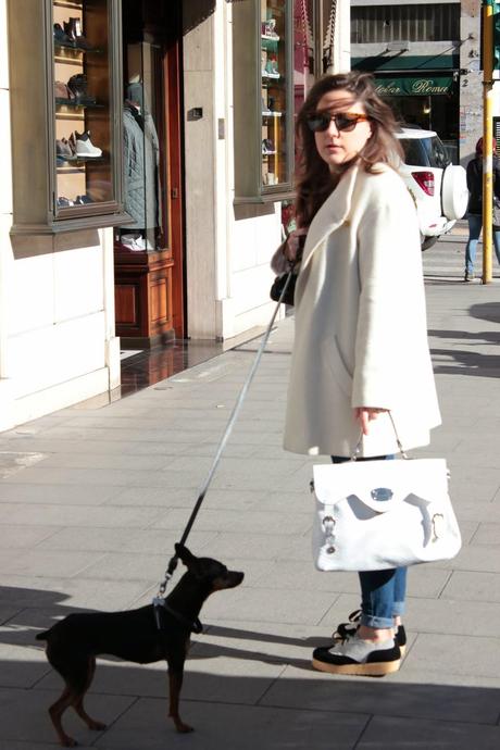 Una mattina d'inverno, white coat and jeans - OUT-FIT