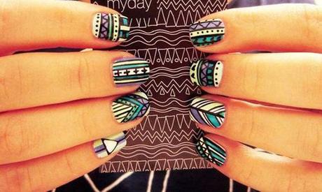 Nails e eyeliner stickers: il nuovo trend