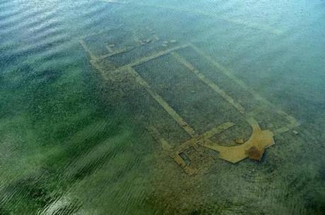 Una chiesa bizantina in fondo al lago