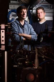 David Hall e Michael Ray (primo autore dello studio su Nature) nel laboratorio dell’Amherst College