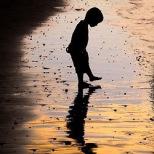 Mentre Galimberti discuteva, l’acciaieria….