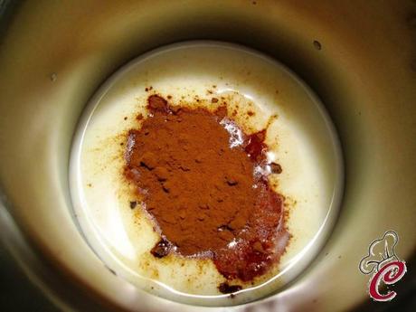 Pannacotta alla liquirizia con amarene: l'insolito sapore che insospettisce e poi stupisce