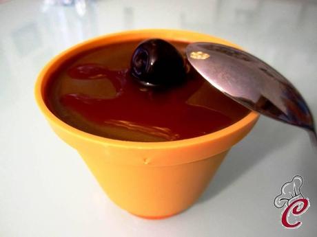 Pannacotta alla liquirizia con amarene: l'insolito sapore che insospettisce e poi stupisce