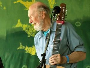 È morto il cantante folk Peter Seeger: in Italia diventa famoso con la canzone “Datemi un martello” cantata da Rita Pavone