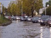 All’Infernetto, Casalpalocco gravi allagamenti. della Maglianella situazione aggravando: negli edifici bassi gente tetti delle case. metro d’acqua ottaviani Dragoncello. soccorsi riescono raggiungere luogo.