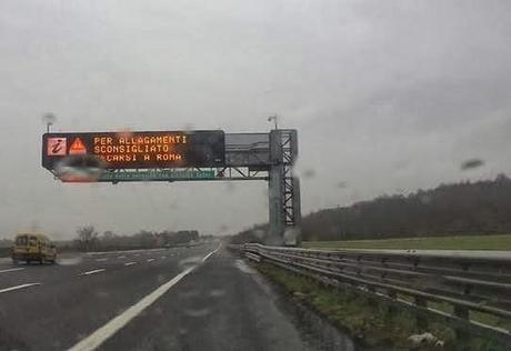 Nubifragio a Roma. Tutte le foto e tutta la satira di una giornata un pelino umida