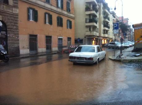 Nubifragio a Roma. Tutte le foto e tutta la satira di una giornata un pelino umida