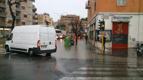 Nubifragio a Roma. Tutte le foto e tutta la satira di una giornata un pelino umida