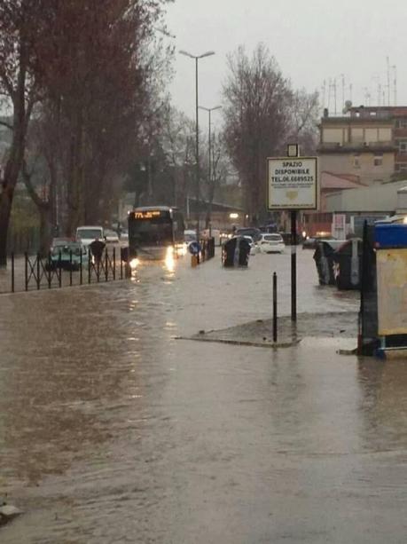 Nubifragio a Roma. Tutte le foto e tutta la satira di una giornata un pelino umida