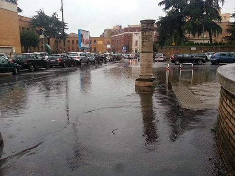 Nubifragio a Roma. Tutte le foto e tutta la satira di una giornata un pelino umida