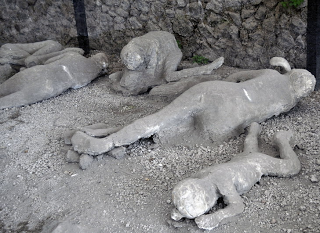 Pompei ed Ercolano, due città sepolte dalla lava del vulcano Vesuvio.