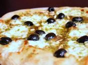 Pizza stracchino, pesto olive nere