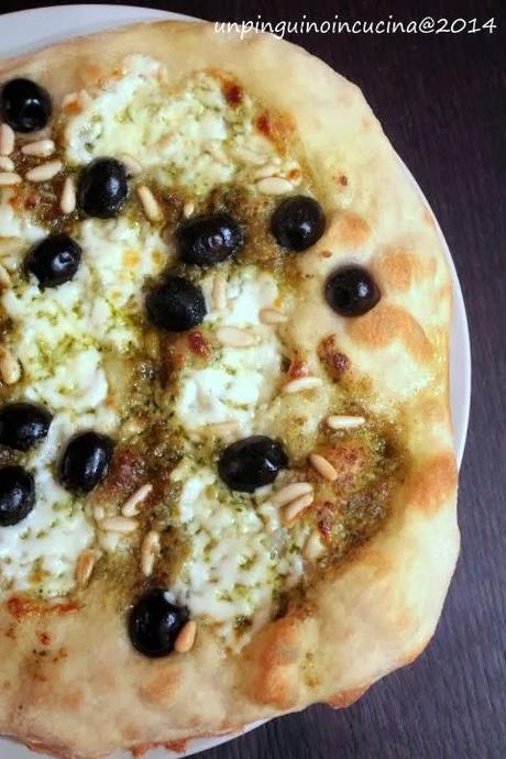 Pizza con stracchino, pesto e olive nere