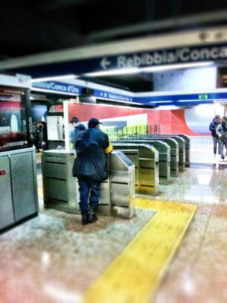 Metropolitana. Parlano gli operatori di stazione. Una lettera anonima (ma molto utile per capire) a Roma fa Schifo