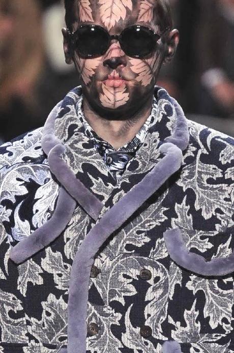 LO SFARZOSO UOMO CON PATTERNS ALL-OVER NELLA COLLEZIONE DI THOM BROWNE AUTUNNO/INVERNO 2014/15