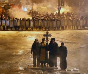 Preto Ortodossi a Kiev interposti tra manifestanti e polizia
